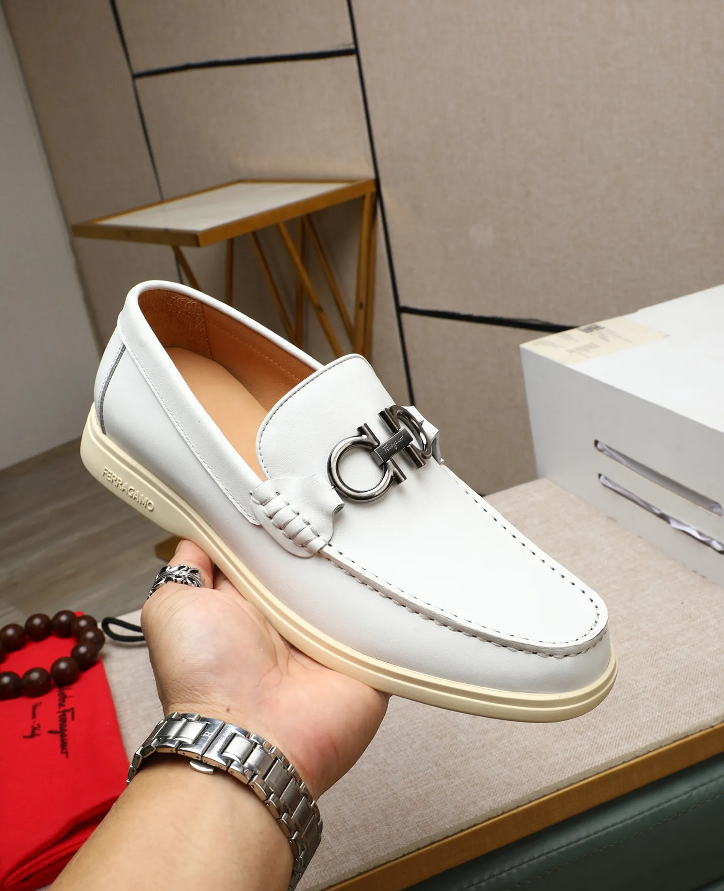 Men's shoes 💰580 📛📛(water-dyed cow lining) Salvatore Ferragamo high-end (Salvatore Ferragamo) is the top international luxury footwear brand. It comes from the fashion kingdom of Italy. It is famous all over the world for its traditional handmade design and novel styles... 🚶🏻🚶🏻New suit shoes are available simultaneously at the counter. This style is purely handmade. The fabric is imported Italian calfskin➕Soft water-dyed cowhide lining. Original authentic outsole🌀🌀Size: 38➖44 (45 46 customized)